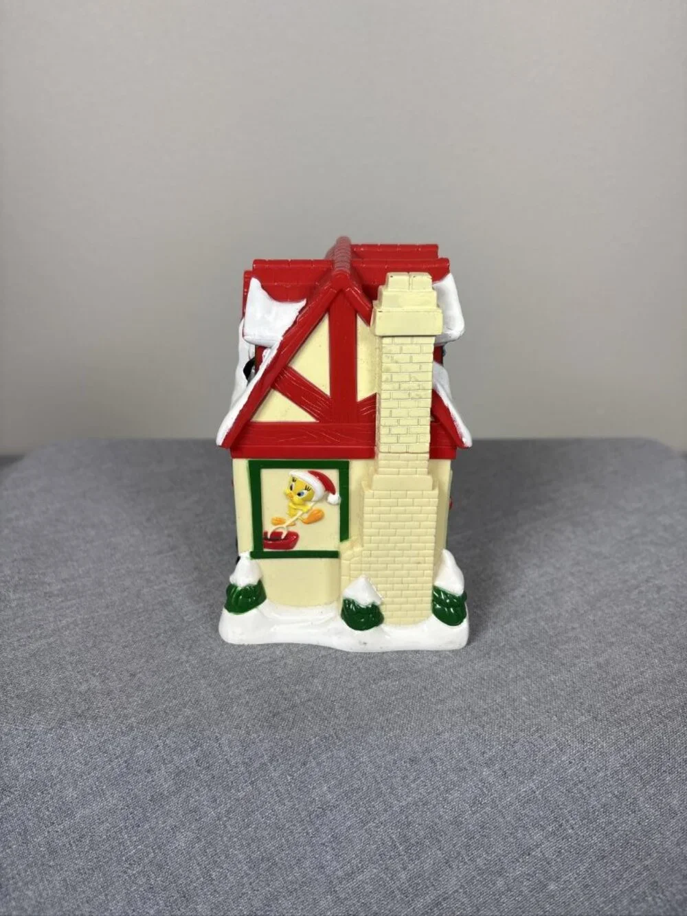 1997 Russell Stover Looney Tunes Christmas Candy Kitchen Coin Bank